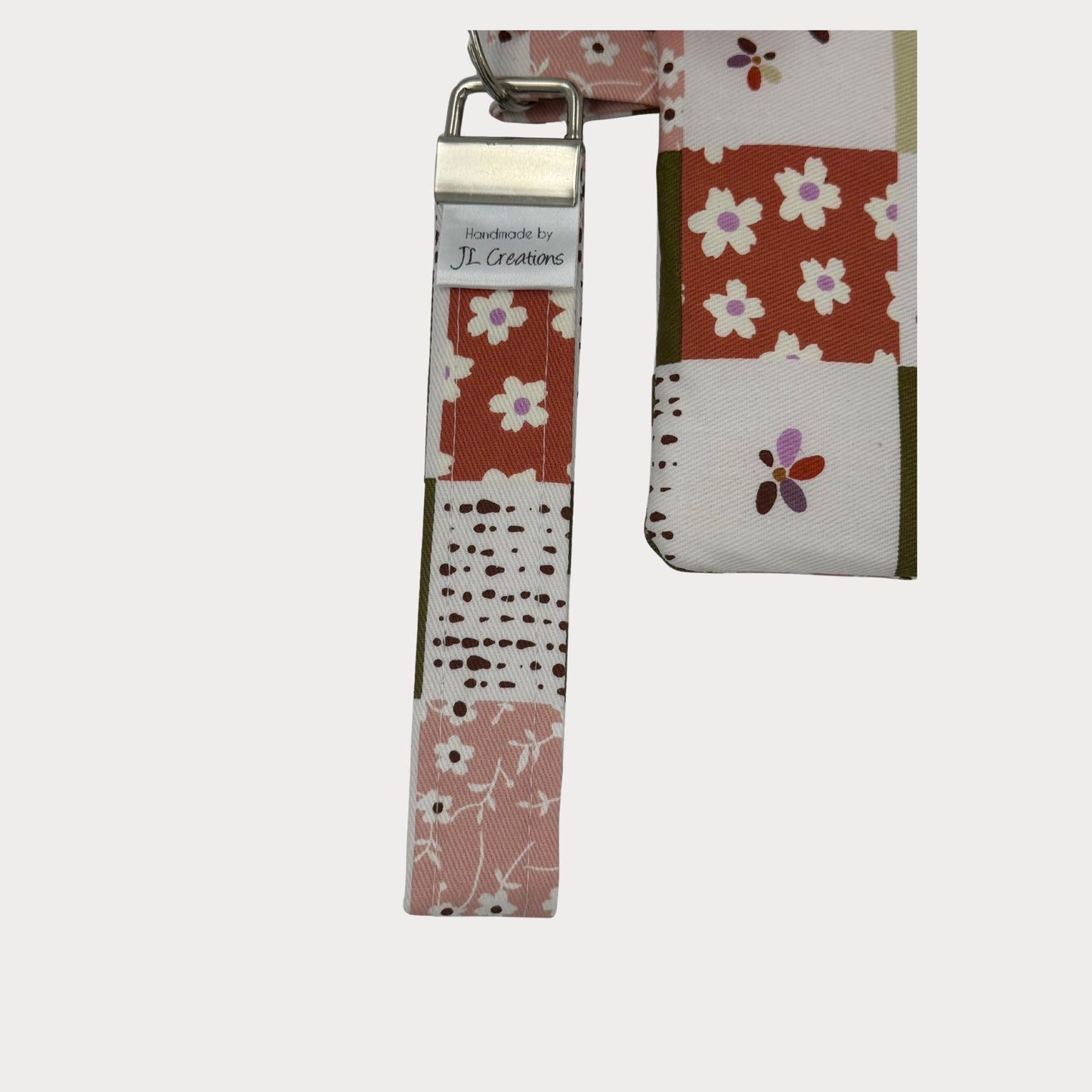 Wristlet Purse with attached Key Fob - Moden Daisy