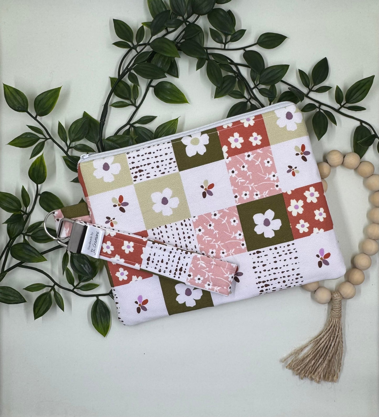 Wristlet Purse with attached Key Fob - Moden Daisy